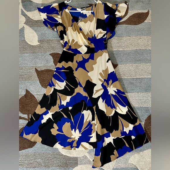 NWT Tracy Reese Flutter Sleeve Asymmetric Surplice Midi Dress in Neutral Floral - Picture 3 of 10